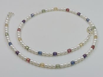 Perlenkette mit bunten Steinchen
