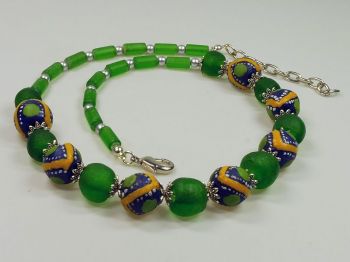 grüne Halskette mit bemalten Perlen