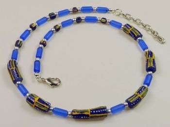 blaue Halskette mit bemalten Perlen