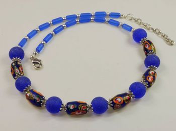 blaue Halskette mit Perlen aus Indonesien