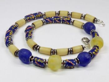 Halskette mit handbemalten Perlen in blau-gelb