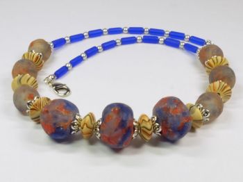 Halskette mit Recycle-Glasperlen in blau und rot