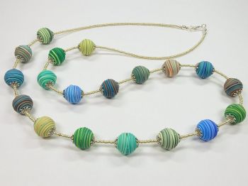 Halskette mit blau-grünen Wickelperlen
